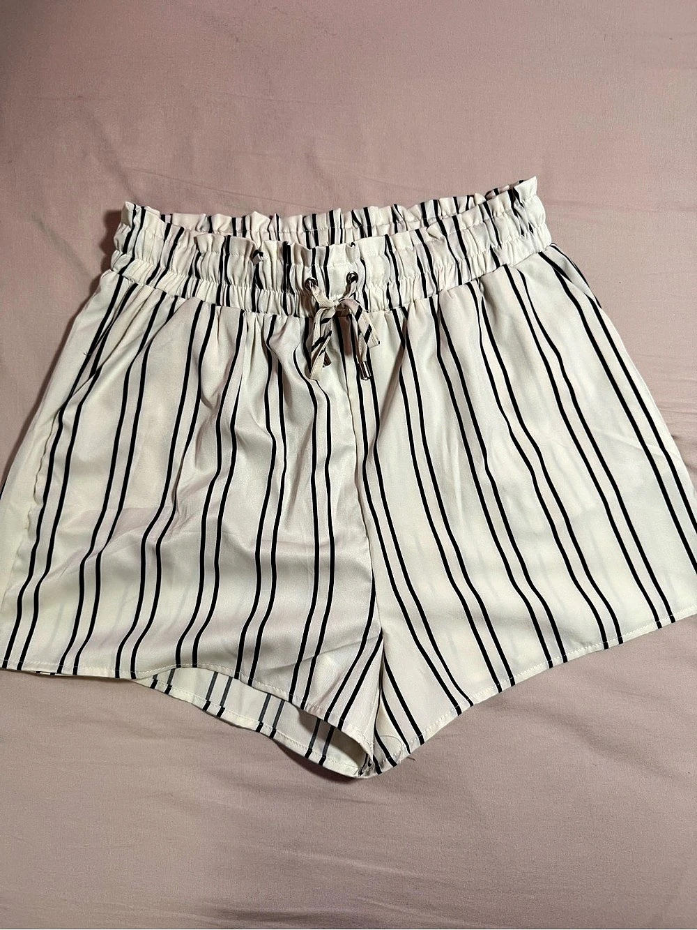 Urban Heritage - Striped High Waist Shorts in White & Black and Size L